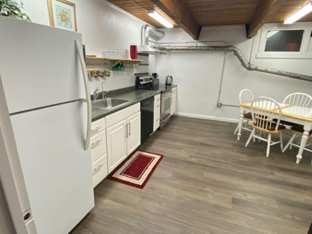 Spacious Lower Level Living All For You! 科瓦利斯 外观 照片